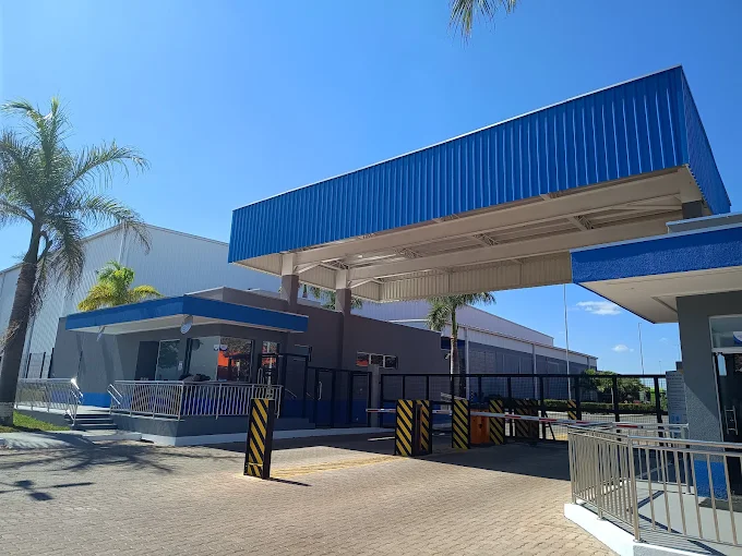 Render fotorrealista de interior comercial